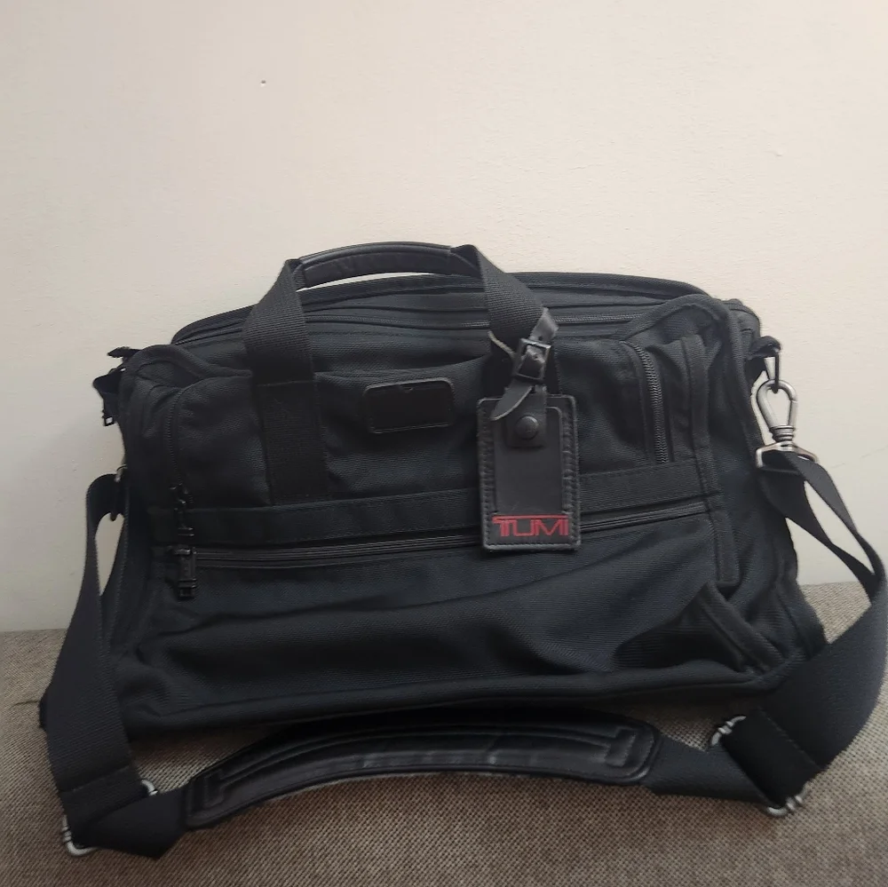 TUMI laptop messenger bag Style 223D3 Nylon Black Travel Career Business Black